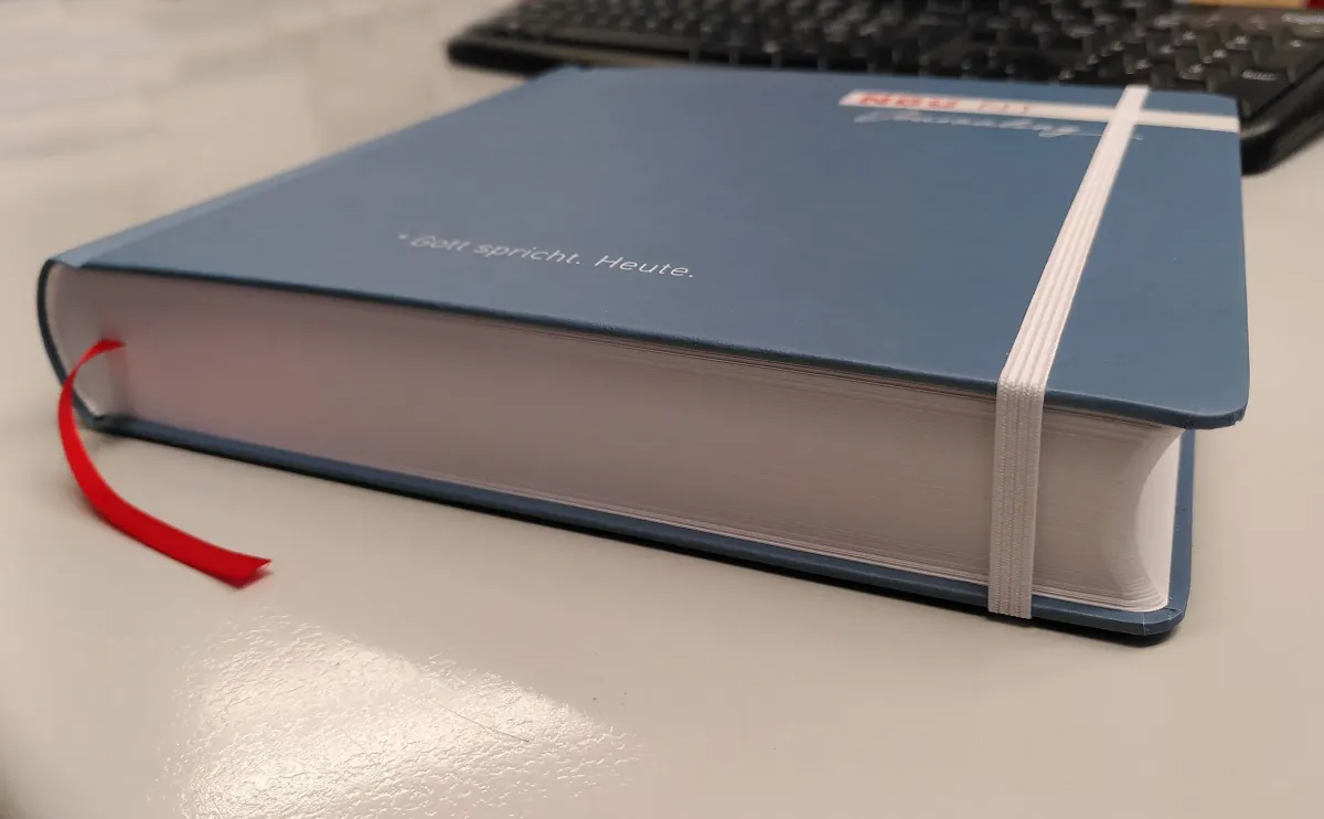 Allemand, NGÜ - Nouveau Testament - Edition journaling, relié bleu avec élastique